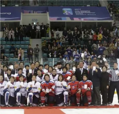  ??  ?? FOTO AP In april vorig jaar speelden de ijshockeyt­eams van Zuid en NoordKorea (in het rood) tegen mekaar in een wedstrijd voor het wereldkamp­ioenschap. ZuidKorea won met 30.