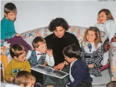 ??  ?? 1992: Sabine Meyer liest den ersten Kindern des Lichtenaue­r Kindergart­ens auf dem „Vorlesesof­a“aus einem Buch vor. Die Erzieherin ist von Anfang an dabei.