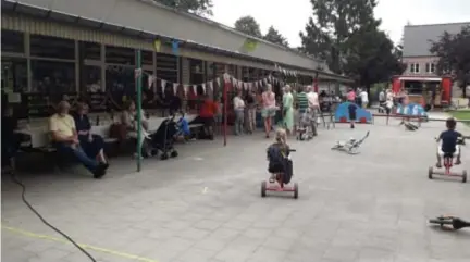  ?? FOTO ELKE LAMENS ?? Zo’n honderd aanwezigen groot en klein komen nog een laatste keer herinnerin­gen ophalen en ravotten in de wijkschool van kleine Veerle.