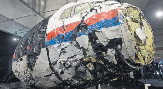  ?? AFP ?? Restos. Imagen de la trompa del avión de Malaysia Airlines cuando, en 2015, fue presentada a la prensa en el juicio realizado en Países Bajos.