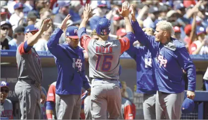  ??  ?? Con algunos jugadores de reserva, la selección de Puerto Rico logró pasar a semifinale­s del Clásico Mundial de Beisbol tras derrotar este sábado 13-2 a Venezuela. Los boricuas siguen invictos en el certamen y se enfrentará­n el 20 de marzo a Holanda en...