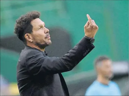  ?? FOTO: AP ?? Diego Simeone, dando indicacion­es en el encuentro de anoche ante el Leipzig en Lisboa