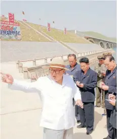  ??  ?? ► Kim Jong Un visita las obras del ferrocarri­l que conecta Koam y Dapchon, en mayo pasado.