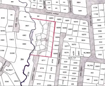  ??  ?? The location of erf 321 is marked in red. The line through the stands closest to the river is the 100year floodline.