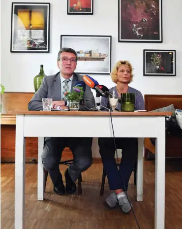  ?? Foto: dpa/Martin Schutt ?? Dieter Lauinger und seine Ehefrau Katrin erklären ihre Sicht auf die angebliche Affäre.