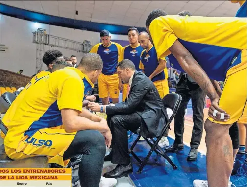  ??  ?? ÓRDENES. Javier Muñoz instruye en un tiempo muerto a los jugadores de Santos de San Luis.