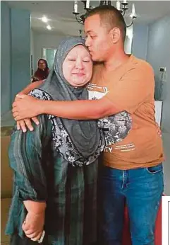  ??  ?? WAN Mohd Amirul Adib memeluk ibunya, Siti Zubaidah selepas dibebaskan dari penjara Nathawee, Songkla, Thailand.