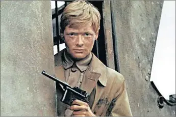  ??  ?? In the film Young Winston, Simon Ward (1941-2012) plays the part of Winston Churchill. In this scene, Churchill is holding his Mauser C96 pistol during the derailment of an armoured train at Chieveley, not far from Estcourt. Four British soldiers were...