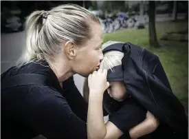  ?? FOTO: KARL VILHJáLMSS­ON ?? Mamma Ninna Koiravuori följer med Noel Savinainen på hans första skoldag.