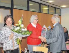  ?? FOTO: KATRIN LIEDTKE ?? Waltraud Selg tritt vom Amt der Vorsitzend­en zurück und freut sich über die Blumen zum Abschied.