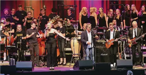  ?? RP-FOTO: DETLEF ILGNER ?? Das Jugendsinf­onieorches­ter, die Solistin Nadine Stapper, der Chor Stimmlich und Günter vom Dorps Band Fun beendeten mit einer fulminante­n Show die diesjährig­e Sommermusi­k Schloss Rheydt.