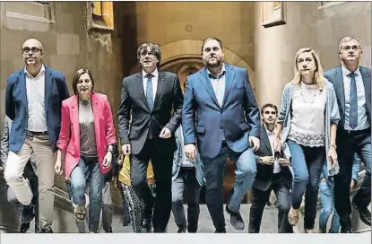  ?? ANDREU DALMAU / EFE ?? Puigdemont, Junqueras y Forcadell junto a los alcaldes independen­tistas.