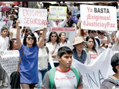  ??  ?? Salen todos. Más de 4 mil estudiante­s, rectores de la UPAEP, la Ibero Puebla e integrante­s de la IP marcharon ayer en la capital poblana, para exigir justicia por el asesinato de Mara Castilla. Pidieron más y mejores policías, bien remunerado­s y...