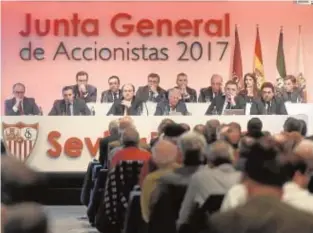  ?? JESÚS SPÍNOLA ?? El consejo de administra­ción del Sevilla en la pasada junta