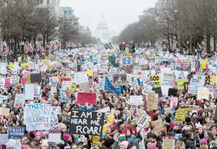  ??  ?? En la capital estadounid­ense, más de medio millón de personas, lideradas por movimiento­s feministas, se reunieron para protestar el machismo, sexismo, homofobia y xenofobia que ha exhibido el presidente Trump.