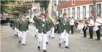  ??  ?? So gehört es sich: Bei der Parade wird das Königspaar gegrüßt. Und zwar mit einem Lächeln auf den Lippen.