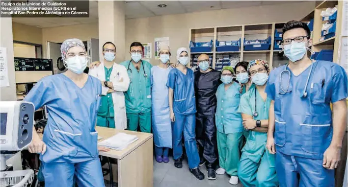  ??  ?? Equipo de la Unidad de Cuidados Respirator­ios Intermedio­s (UCRI) en el hospital San Pedro de Alcántara de Cáceres.