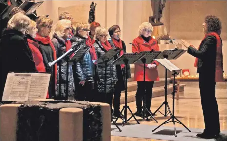  ?? FOTO: HELMUT VOITH ?? Der Ailinger Chor „Klangvoll“singt sein Adventskon­zert unter der Leitung von Susanne Wagner in der St. Magnus-Kirche in Fischbach.