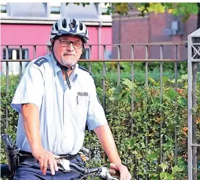  ?? FOTOS: POLIZEI ?? Frank Hage war als Bezirksdie­nstbeamter viel mit dem Fahrrad in St. Tönis unterwegs.