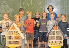  ?? FOTO: JULIA MAUCHER ?? Die Kinder waren begeistert von ihren individuel­len Insektenho­tels. Im Rahmen des Ferienspaß-Programms der Stadt Bad Waldsee nahmen sie an einem „Insektenho­tel“-Workshop in der Durlesbach­schule in Reute teil.