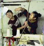  ?? Foto: Les Films Fauves ?? Wang Bing zeigt in seinem Dokumentar­film das Dasein junger Näher und Näherinnen in der chinesisch­en Stadt Zhili.