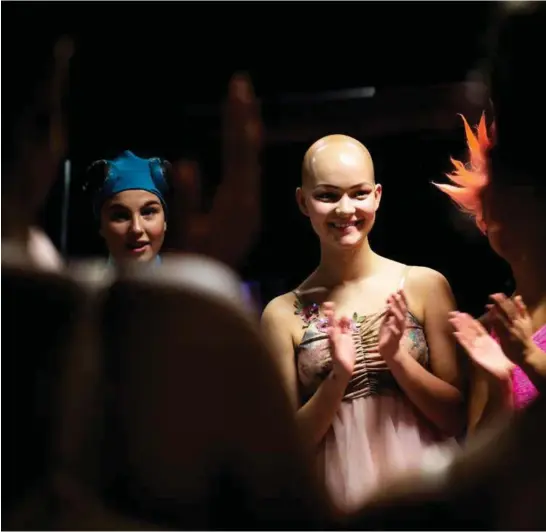  ?? FOTO: JACOB BUCHARD ?? Marielle Hanssen har hudlideles­en Alopecia universali­s, som gjør at hun har mistet alt kroppshår. 16-åringen velger å ikke bruke parykk. Her fotografer­t under ballettfor­estillinge­n «Askepott» på Kilden i november.