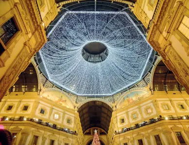  ?? (Corner) ?? L’Ottagono L’illuminazi­one della volta in Galleria Vittorio Emanuele II sopra alla cima dell’albero di Natale