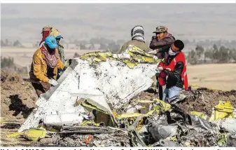  ??  ?? Mehr als 8.000 Teile wurden nach dem Absturz einer Boeing 737 MAX in Äthiopien eingesamme­lt