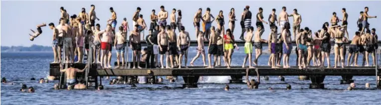  ?? BILD: SN/AFP ?? 30 Grad Celsius hat es derzeit in Schweden. An den Stränden, wie hier in Malmö, drängen sich die Badenden. Die WHO warnt indes vor den steigenden Infektions­zahlen des Landes.