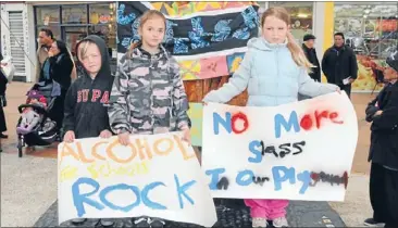 ?? Photo: KIERAN
BRAY ?? No to booze: Russell School pupils joined 100 adults protesting about a Fantame St liquor licence applicatio­n last Monday. From left, Ezra Crawshaw, 6, Erica Higgs, 7, and Ruana Crawshaw, 10.