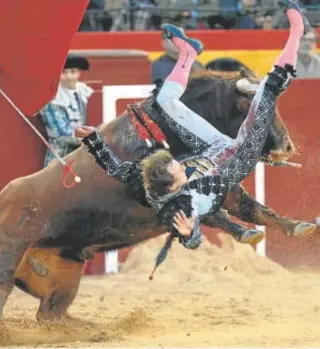  ?? // EFE ?? Román sufrió un duro volteretón en el quinto toro