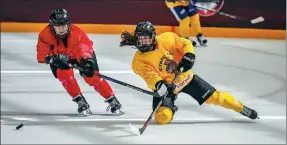  ?? CHU YAN / FOR CHINA DAILY ?? Teenager Emma Kee (right), a US-born prospect, is among 22 North American hopefuls with family roots in China participat­ing in China’s 2022 Olympic talent developmen­t camp in Shenzhen, Guangdong province, which winds up on Sunday.