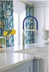  ?? CHRISTINE ELLIOTT VIA WASHINGTON POST ?? The blue hose of this Grohe Essence Semi-Pro singlehand­le faucet picks up the blue in the curtains of this kitchen designed by Christine Elliott.