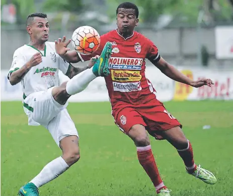  ??  ?? lucha. Maximilian­o Osurak contra el balón frente a Henry Clark, pero el zaguero no le permitió que avanzara.