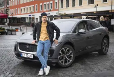  ?? FOTO: KJARTAN BJELLAND ?? I en elektrisk Jaguar reiser Asbjørn Ribe rundt og promoterer den grønne turneen han er ute på denne måneden.