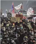  ??  ?? LINKS: Anhänger der Antirassis­musBewegun­g „Black lives matter“demonstrie­rten in Seattle gegen Trump und für den politische­n Wechsel.