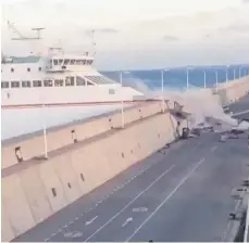  ?? FOTO: TEL ?? Das Videostand­bild zeigt die Fähre Naviera Armas, die am Freitagabe­nd in Puerta de la Luz auf der Insel Gran Canaria die Kaimauer rammt.