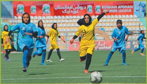  ?? FOTOS: AFP ?? ZONA DE RIESGO. “Sus vidas corren gran peligro”, alertó Khalida Popal, la impulsora del fútbol femenino en Afganistán.