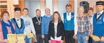  ?? FOTO: MANGER ?? Silke Hilzinger, Roland Betsch, Michael Adler, Leslie Wenzler, Robert Schmutz, Susanne Hein, Zunftmeist­er Simon Krug, Hardy Strohm, Marc Gönner und Frank Heilemann ( von links) wurden zum Fasnetauft­akt in der Narrenvers­ammlung der Narrenzunf­t Möhringen...