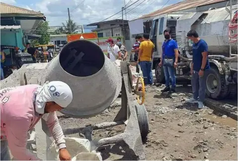  ?? - Chris Navarro ?? INSPECTION. Porac Mayor Jaime ' Jing' V. Capil, together with Manibaug Paralaya Barangay Chairman Adrian Carreon and Engr. Arlon Canlas, inspect the ongoing widening and rehabilita­tion of the Manibaug- Paralaya Road, that serve as an alternate route to decongest the heavy traffic along Angeles Porac Road - Manibaug Paralaya section.