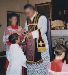  ??  ?? En 2000, à l’école de la Péraudière (Rhône), Christophe, dont les deux parents ont étudié dans les établissem­ents de la Fraternité, fait sa première communion A droite, entouré de ses trois frères…