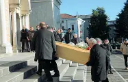  ??  ?? Il funerale Il feretro di Pascal Daniel Albanese, 50 anni, all’arrivo nella chiesa di Cornuda. L’uomo si è ucciso 12 giorni dopo la sparizione della compagna