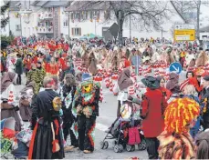  ?? FOTO: GISELA SPRENG ?? So kunterbunt zeigte sich Gosheim am „Startplatz“des Jubiläumsu­mzugs.