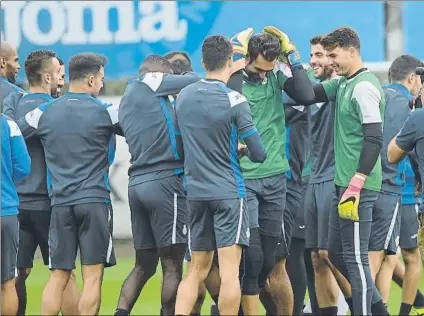  ?? FOTO: MANEL MONTILLA ?? Los pericos, una piña Quieren celebrar el cumpleaños de Diego López con la primera victoria lejos de Cornellà-El Prat