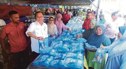  ?? [ FOTO NAZIRUL ROSELAN / BH ] ?? Ismail Sabri meninjau gerai jualan selepas merasmikan Program Jualan Sentuhan Rakyat di Bera, semalam.