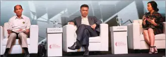  ??  ?? BAGI INSPIRASI: Dari kanan, Livi Zheng bersama Dino Patti Djalal dan Arcandra Tahar saat menjadi pembicara dalam Forum Human Capital Indonesia (FHCI) di Jakarta kemarin (9/11). MIFTAHULHA­YAT/JAWA POS