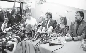  ?? AFP ?? El líder destituido de Cataluña, Carles Puigdemont (C), junto con otros miembros de su gobierno, en una conferenci­a de prensa en Bruselas.