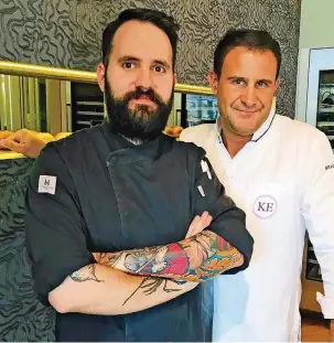  ?? Foto: Sebastian Klöckner ?? Matthias Spurk (links) vom Gästehaus Klaus Erfort ist Patissier des Jahres. Klaus Erfort konnte seine Drei Sterne bestätigen.