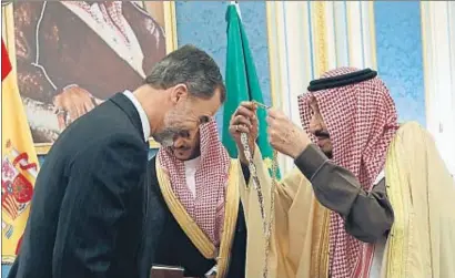 ?? FRANCISCO GÓMEZ / EFE ?? Salman posa a Felip VI el collar del rei Abdulaziz, la màxima distinció de l’Aràbia Saudita