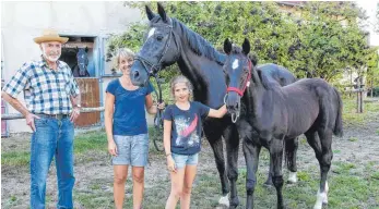  ?? FOTO: THOMAS WARNACK ?? Züchter Josef Fisel (von links), seine Tochter Iris Burgmaier und Enkeltocht­er Maren mit Stute Hera und dem Fohlen.